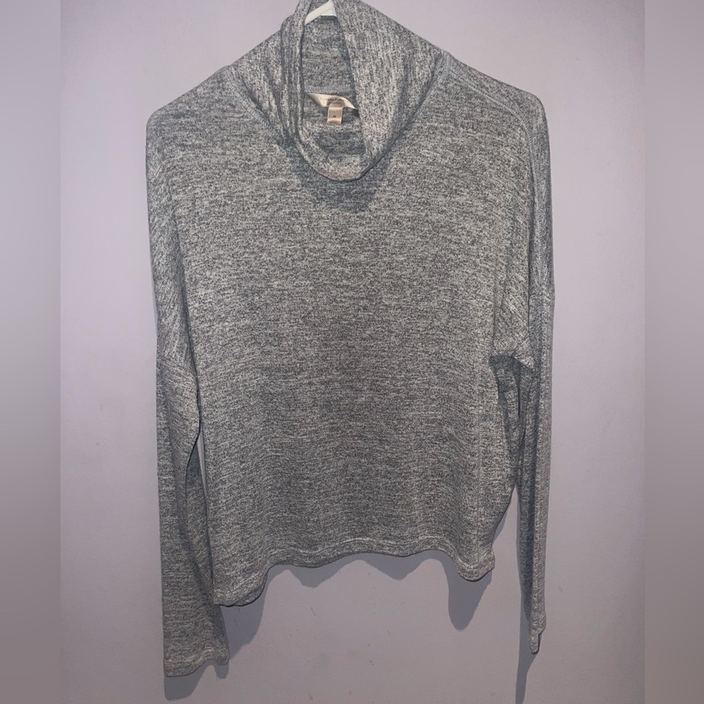 Women’s size M Banana Republic gray top. super comfortable, & barely used!
